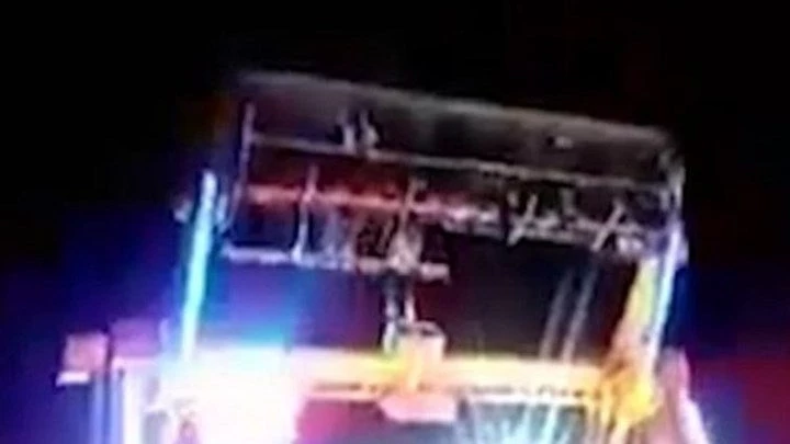 Το λούνα παρκ του τρόμου: Μάνα και κόρη «εκτοξεύονται» από ύψος 10 μέτρων – Προσοχή, σκληρές εικόνες – Βίντεο